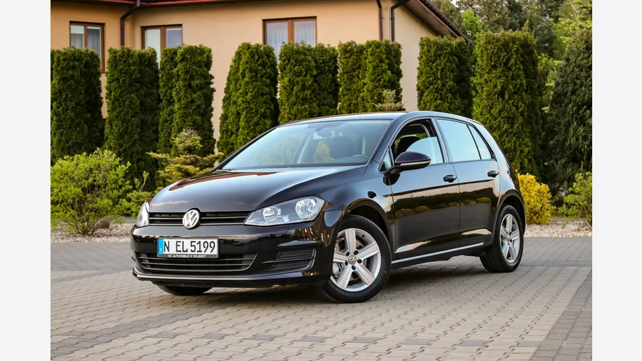 VOLKSWAGEN Golf -