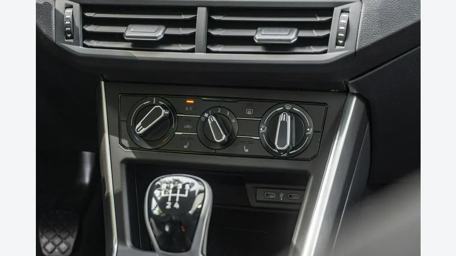 VOLKSWAGEN Polo -