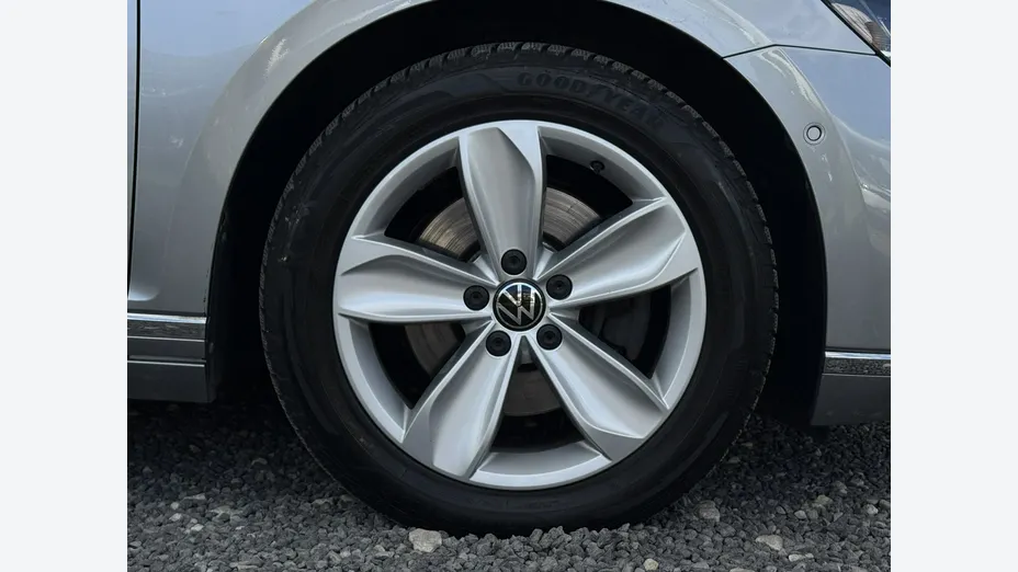 VOLKSWAGEN Passat -