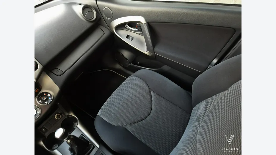 TOYOTA RAV4 -