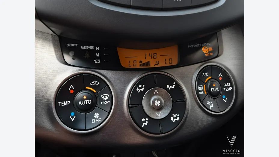 TOYOTA RAV4 -