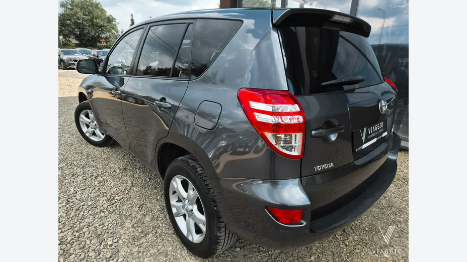 TOYOTA RAV4 -