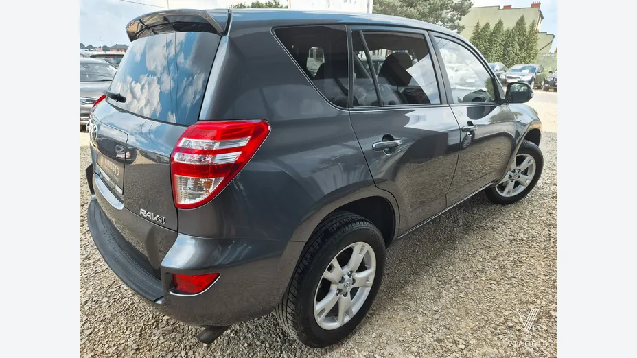 TOYOTA RAV4 -