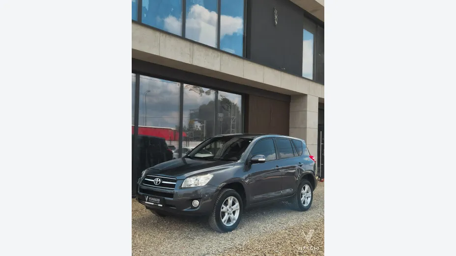 TOYOTA RAV4 -