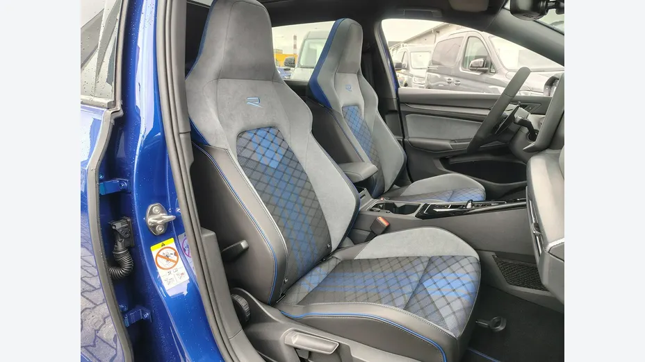 VOLKSWAGEN Golf -