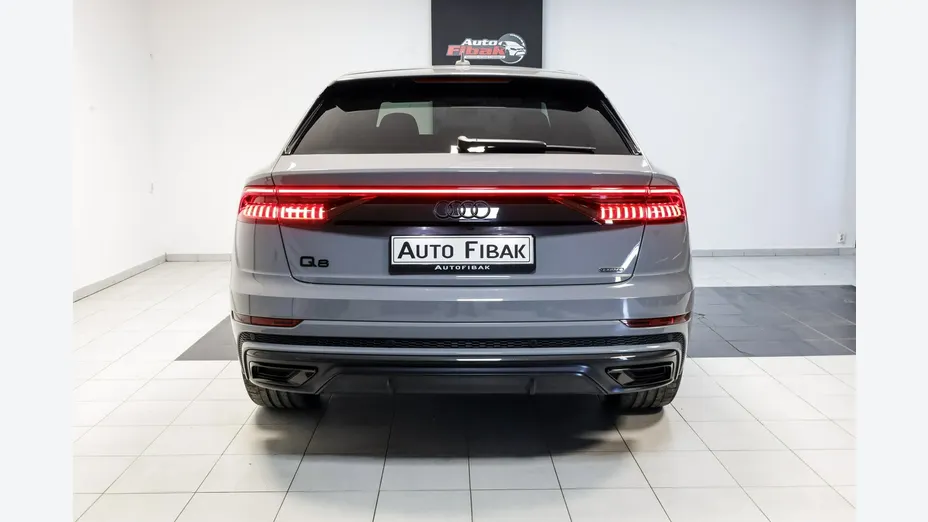 AUDI Q8 -
