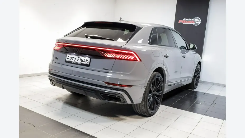 AUDI Q8 -