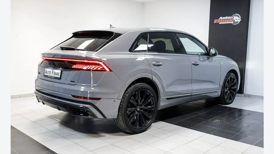 AUDI Q8 -