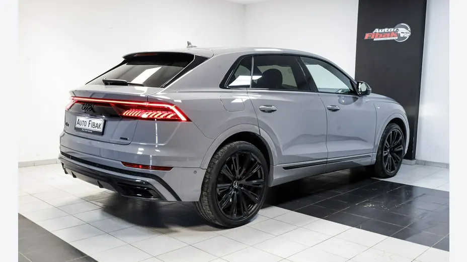 AUDI Q8 -