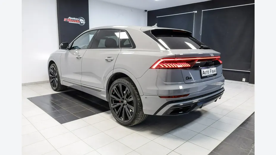 AUDI Q8 -