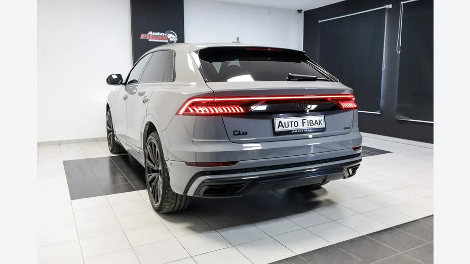 AUDI Q8 -
