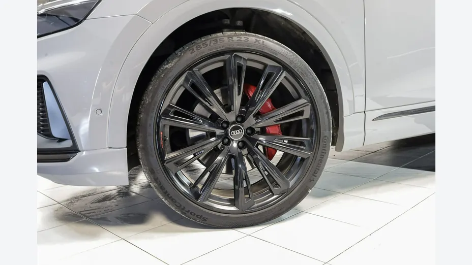 AUDI Q8 -