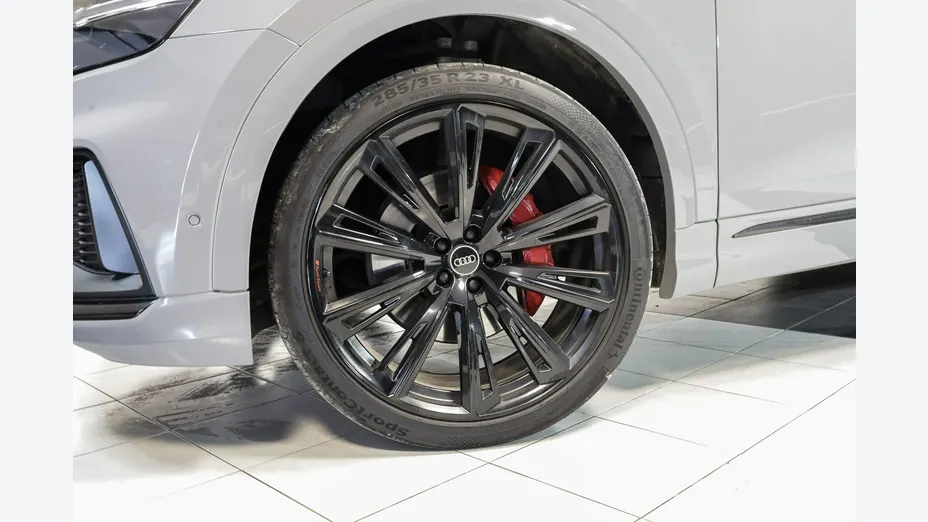 AUDI Q8 -