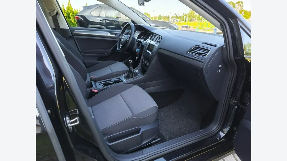 VOLKSWAGEN Golf -
