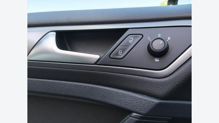 VOLKSWAGEN Golf -