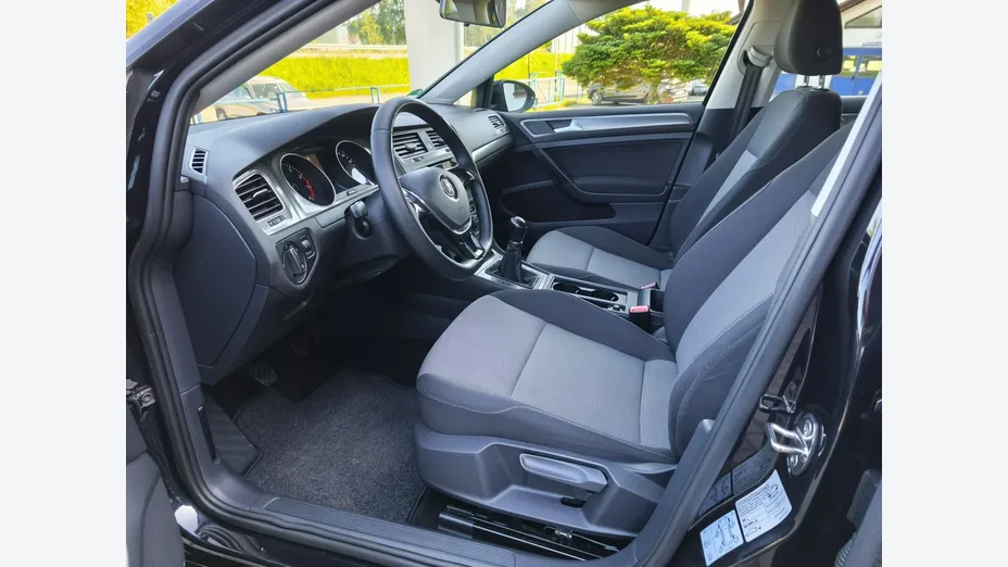 VOLKSWAGEN Golf -