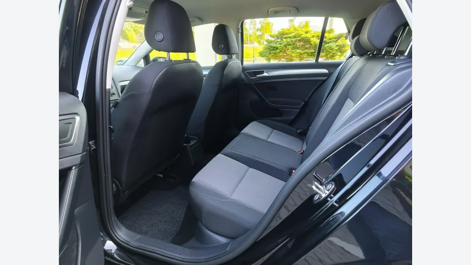 VOLKSWAGEN Golf -