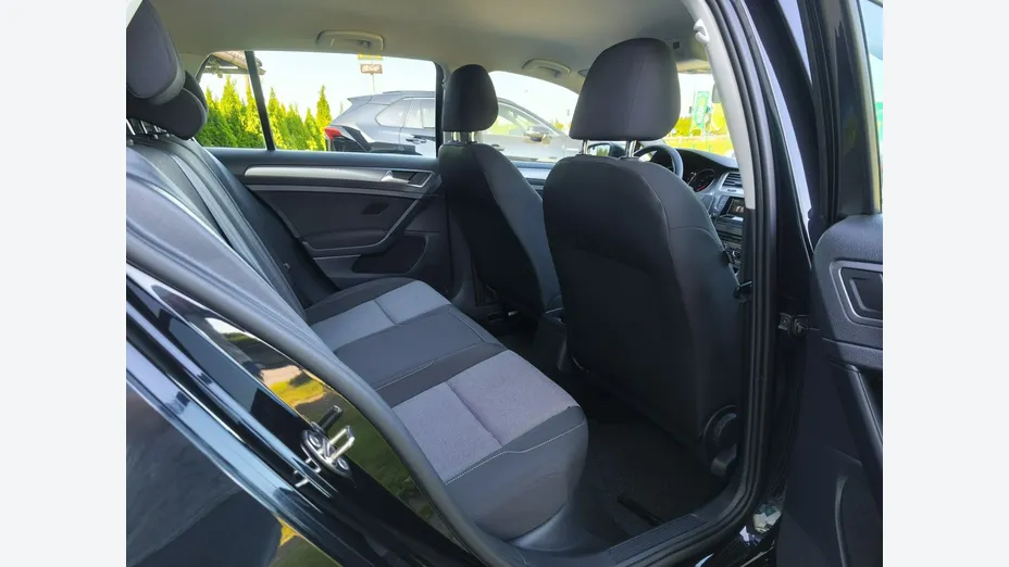 VOLKSWAGEN Golf -
