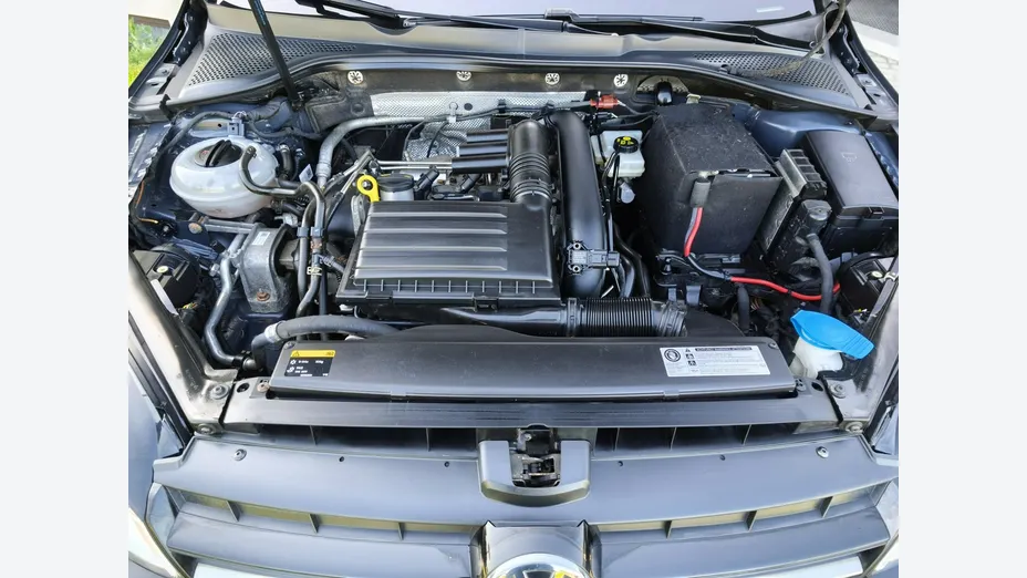 VOLKSWAGEN Golf -