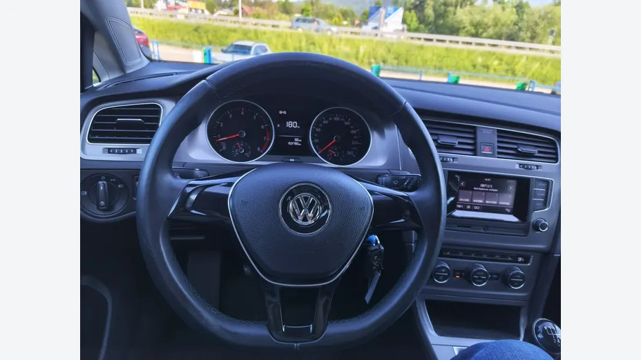 VOLKSWAGEN Golf -
