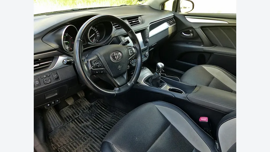 TOYOTA Avensis -