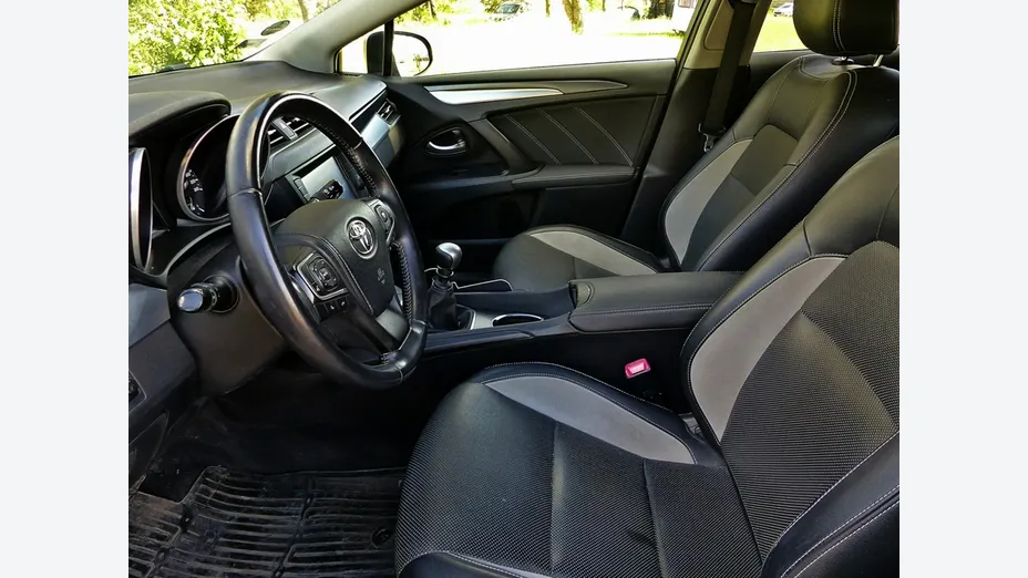 TOYOTA Avensis -