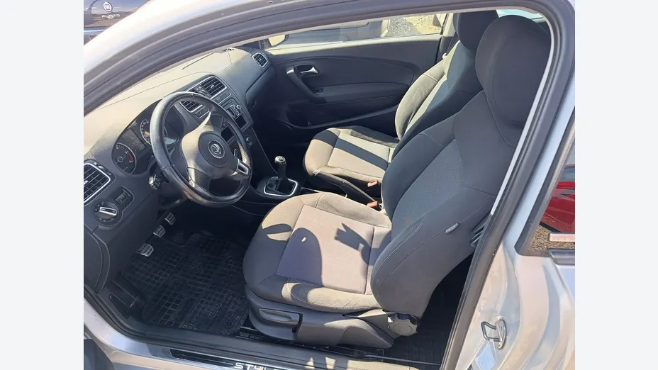 VOLKSWAGEN Polo -