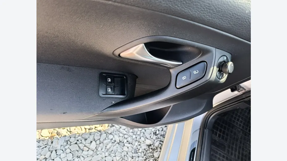 VOLKSWAGEN Polo -