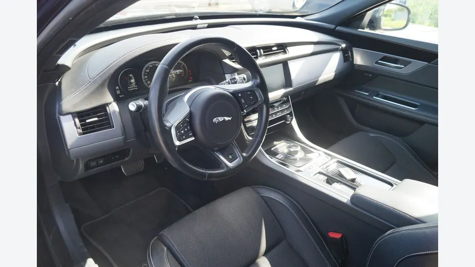 JAGUAR XF -