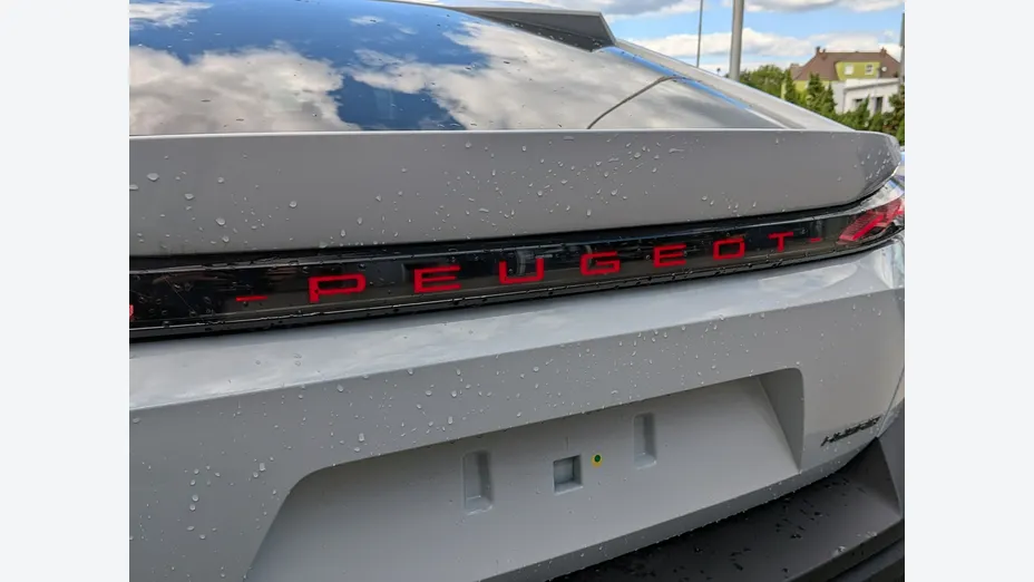 PEUGEOT 408 -