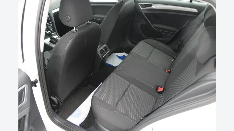 VOLKSWAGEN Golf -