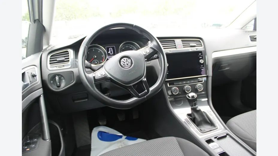 VOLKSWAGEN Golf -