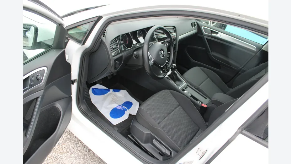 VOLKSWAGEN Golf -