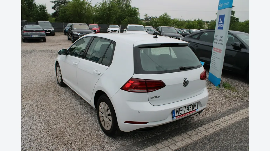 VOLKSWAGEN Golf -