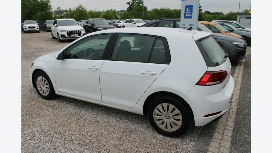 VOLKSWAGEN Golf -