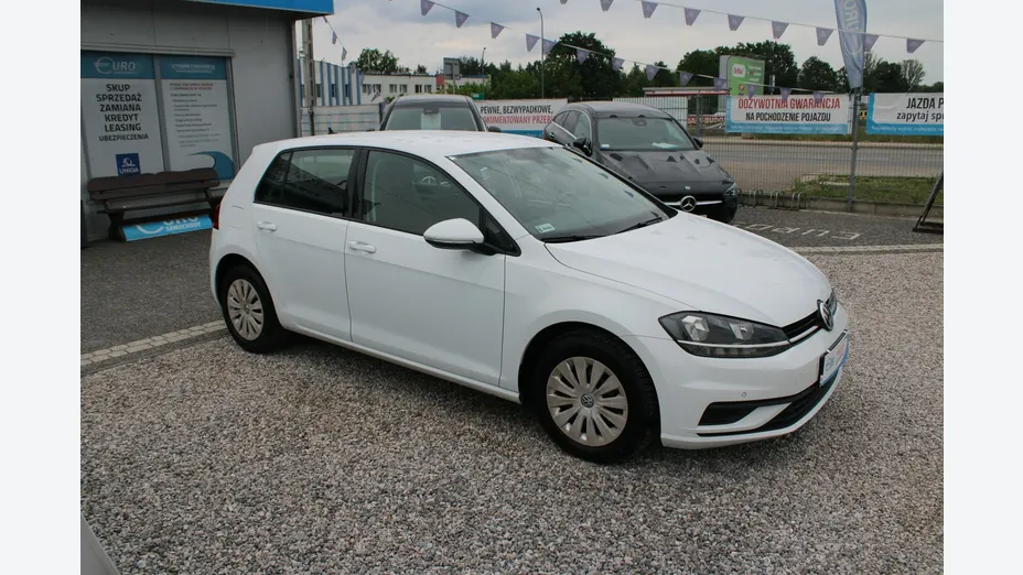 VOLKSWAGEN Golf -