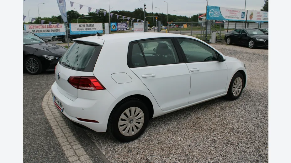 VOLKSWAGEN Golf -