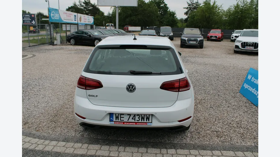 VOLKSWAGEN Golf -