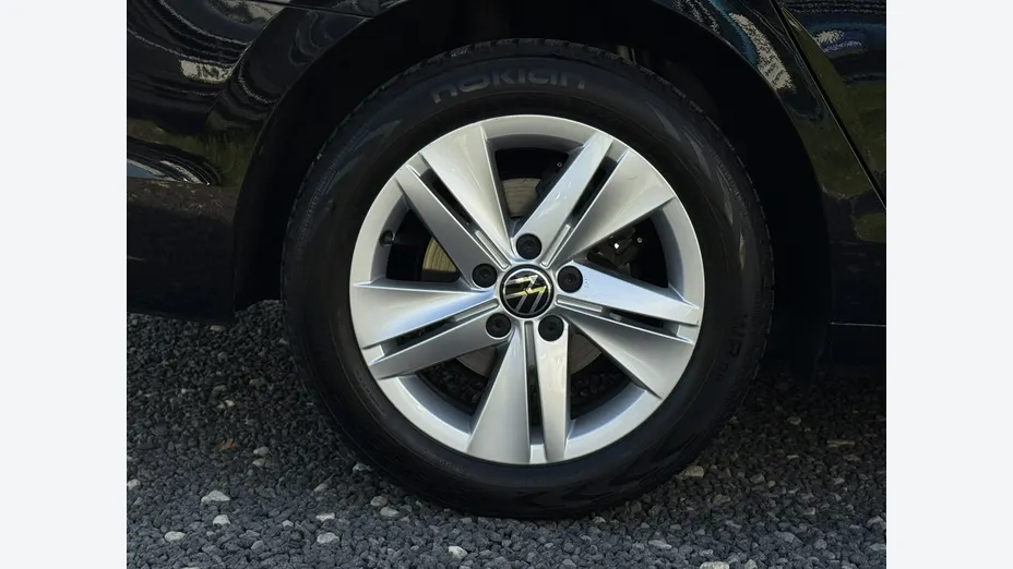 VOLKSWAGEN Golf -
