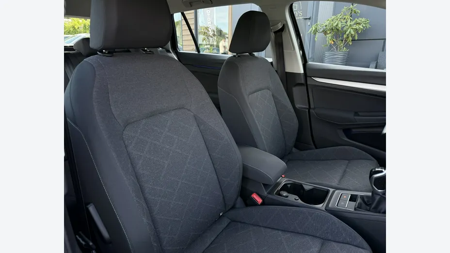 VOLKSWAGEN Golf -