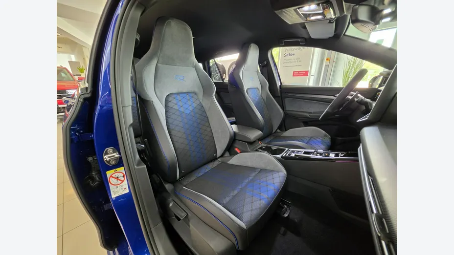 VOLKSWAGEN Golf -