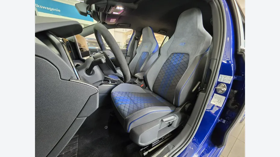 VOLKSWAGEN Golf -