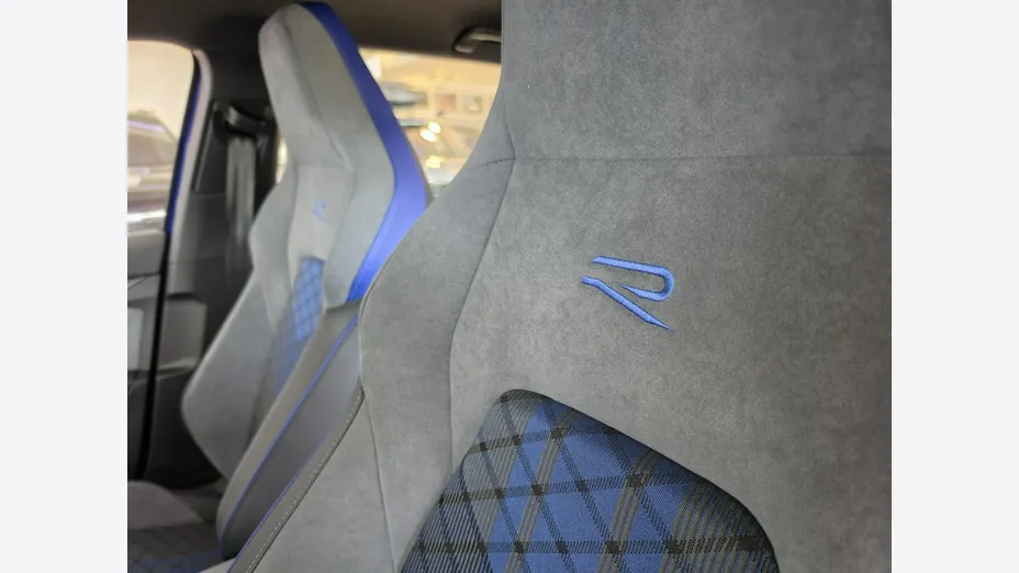 VOLKSWAGEN Golf -