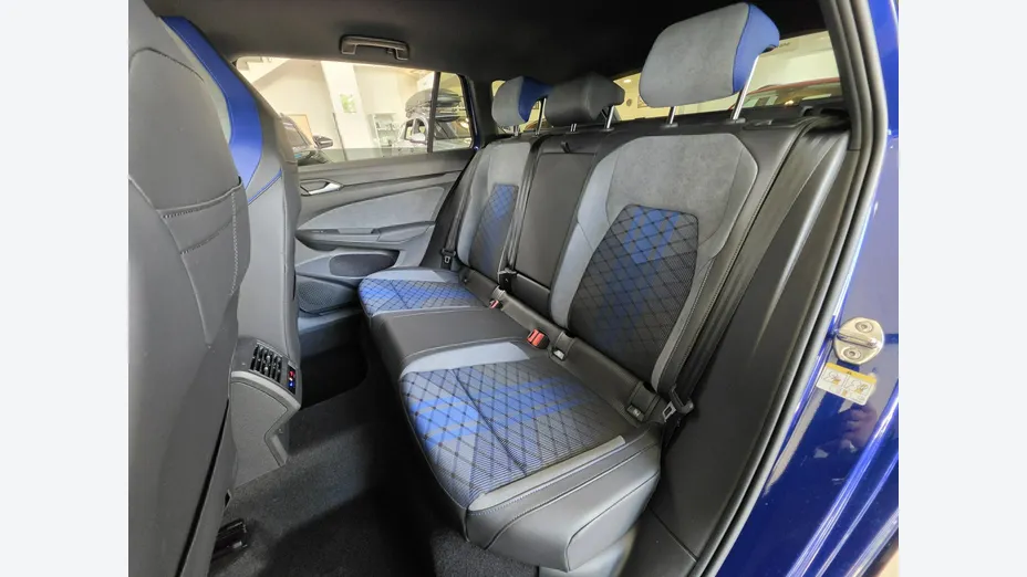 VOLKSWAGEN Golf -