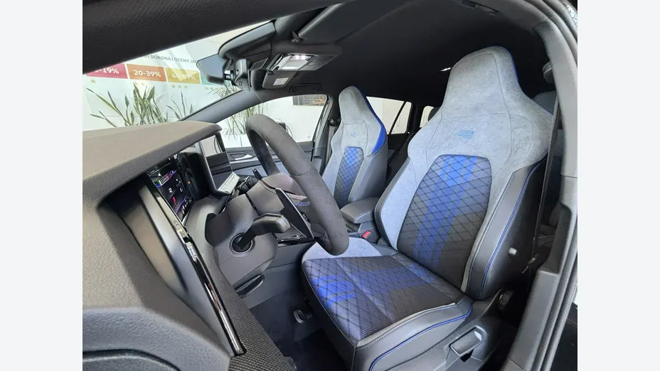 VOLKSWAGEN Golf -