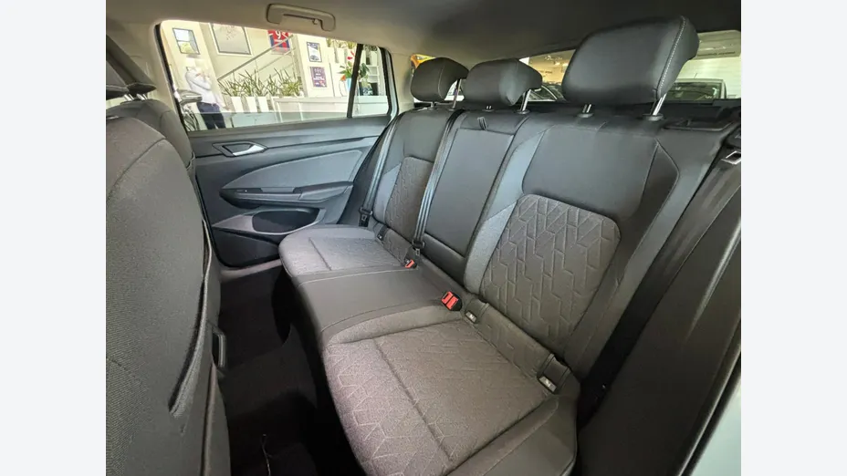 VOLKSWAGEN Golf -