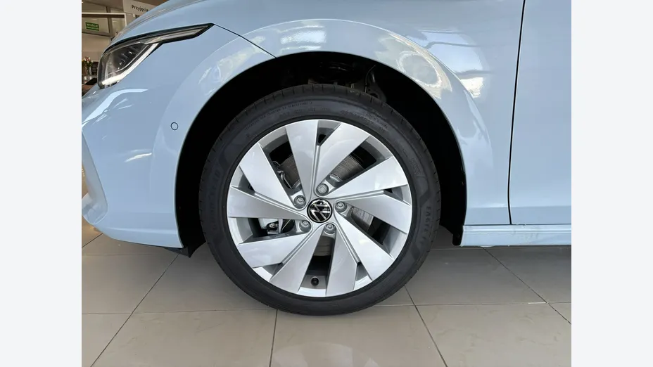 VOLKSWAGEN Golf -