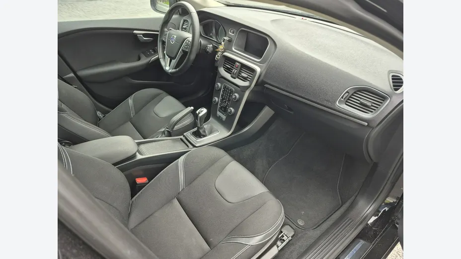 VOLVO V40 -