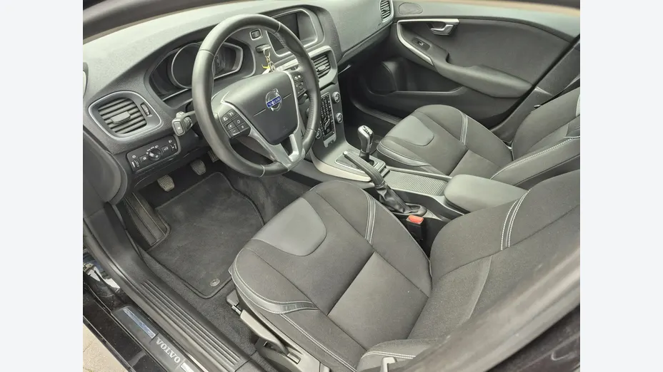 VOLVO V40 -