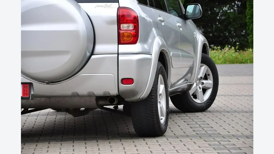 TOYOTA RAV4 -